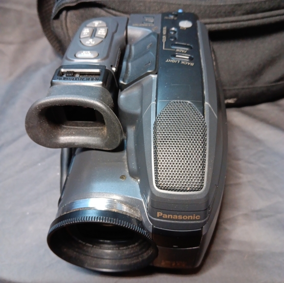 Panasonic PV-D308D Palmcorder Camcorder VHS-C w Accessories & Bag Bundle - Picture 2 of 6